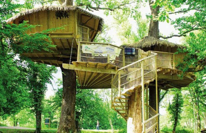 glamping treehouse