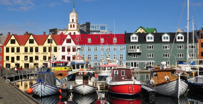 Tinganes el parlamento más pequeño del mundo en Torshavn