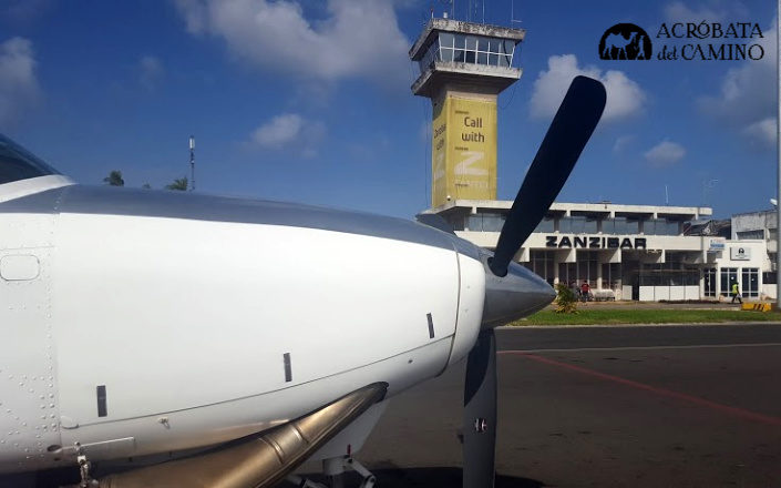 Avion de coastal aviation en el aeropuerto de zanzibar