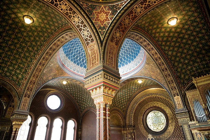 interior de la sinagoga española de Praga