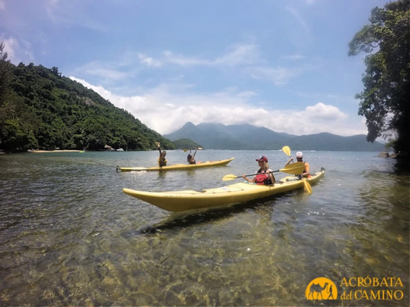kayak en isla grande con agua cristalina de fondo