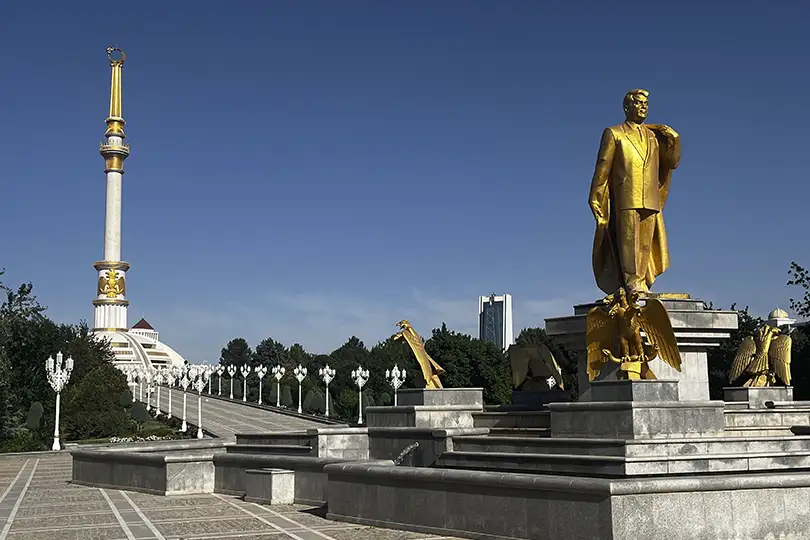 estatua de oro del presidente de turkmenistan