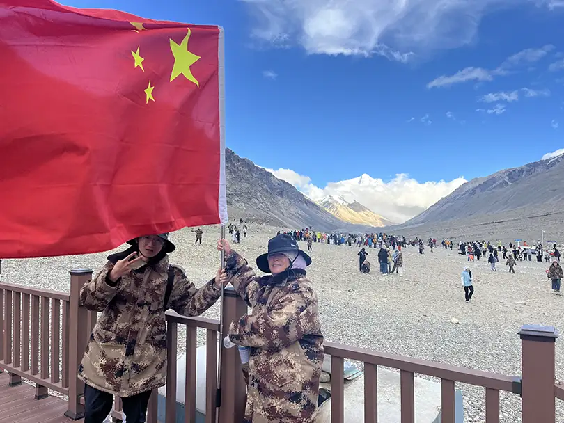 bandera china en campamento base del monte everest